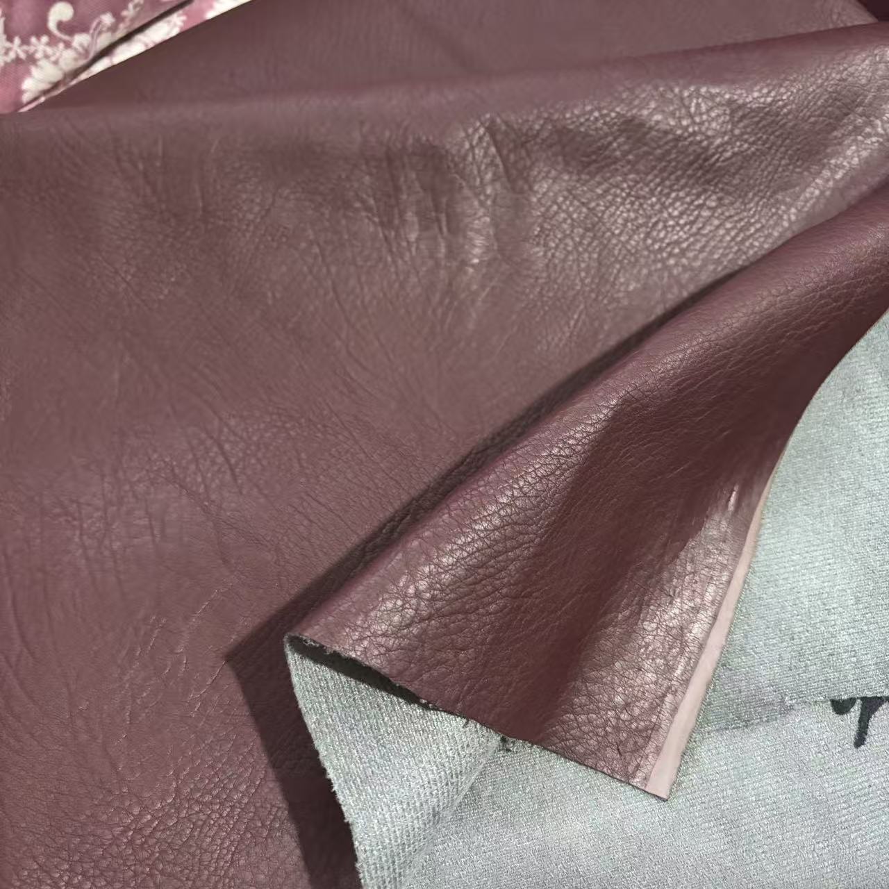 暗红色麂皮底蛋白皮料，做皮衣皮裤或者皮裙，包包衣服布料