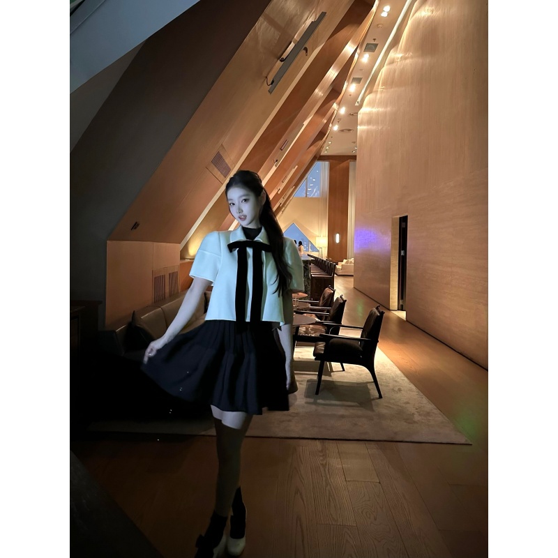 新款法式名媛洋气设计减龄蝴蝶结上衣纯欲修身显瘦连衣裙两件套潮