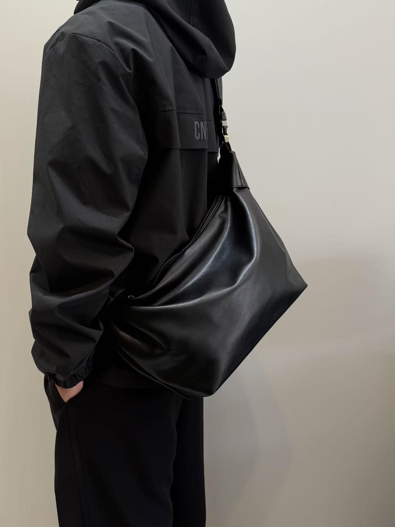 贵宝的包慵懒设计感男女包斜挎包2025新款简约休闲大容量饺子包