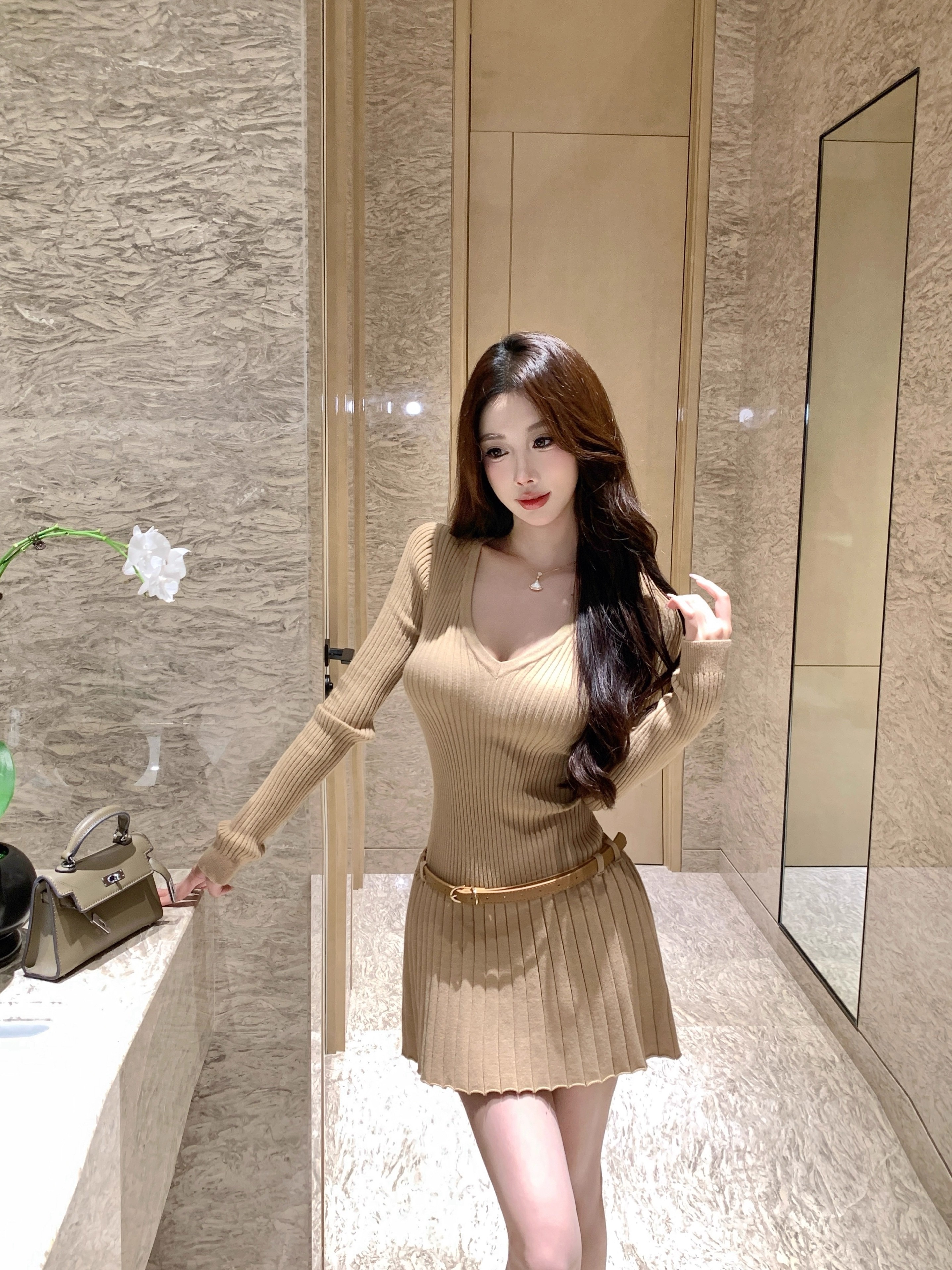 法式气质V领长袖腰带针织裙女秋季辣妹复古修身显瘦百褶针织短裙