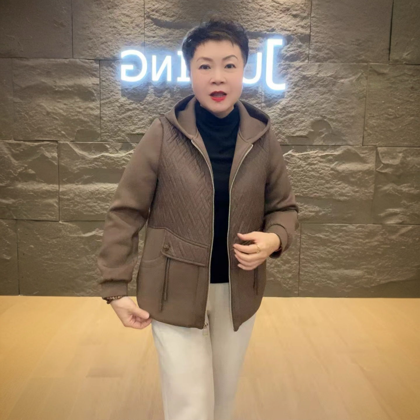 8100秋装新款宽松显瘦妈妈装连帽休闲拼接大码小个子短款大码外套