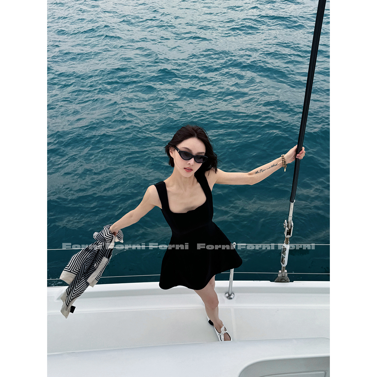 FORNI 谁的青春不疯狂 ala**经典羊毛方领收腰吊带小黑裙