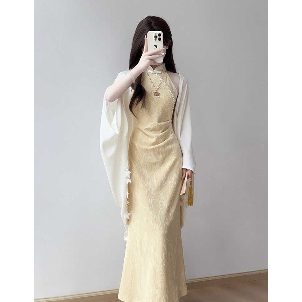 改良旗袍2025年新款年轻款少女穿搭新中式连衣裙挂脖无袖高级气质