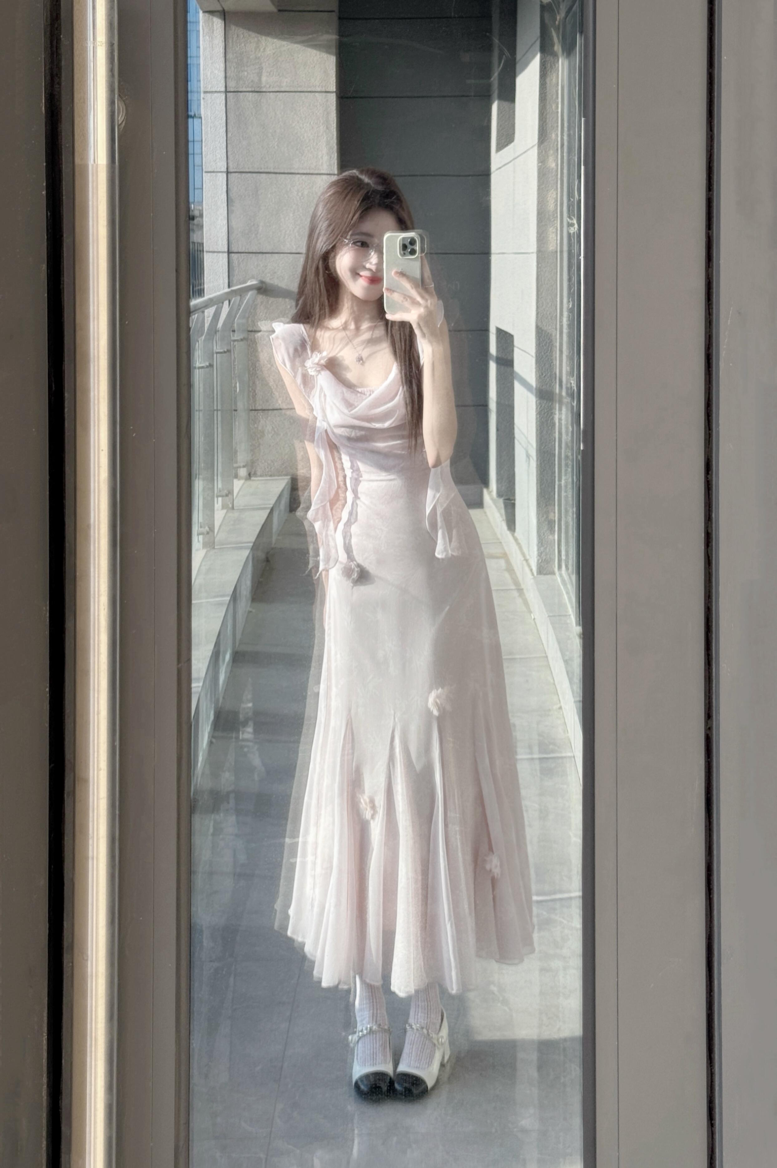 法式温柔风小飞袖粉色吊带连衣裙女夏季高级感气质绝美收腰长裙子