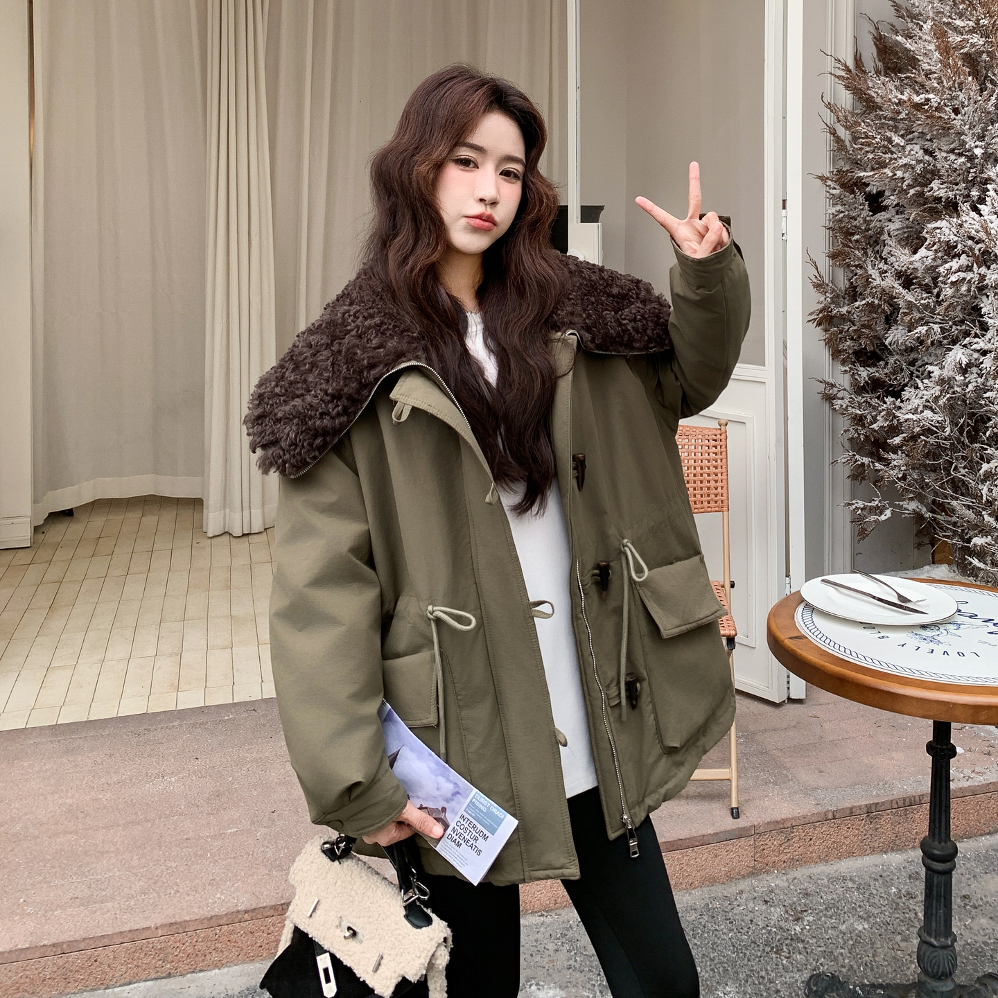 羊羔毛大翻领派克服女2025冬白鸭绒韩版宽松加厚保暖牛角扣羽绒服