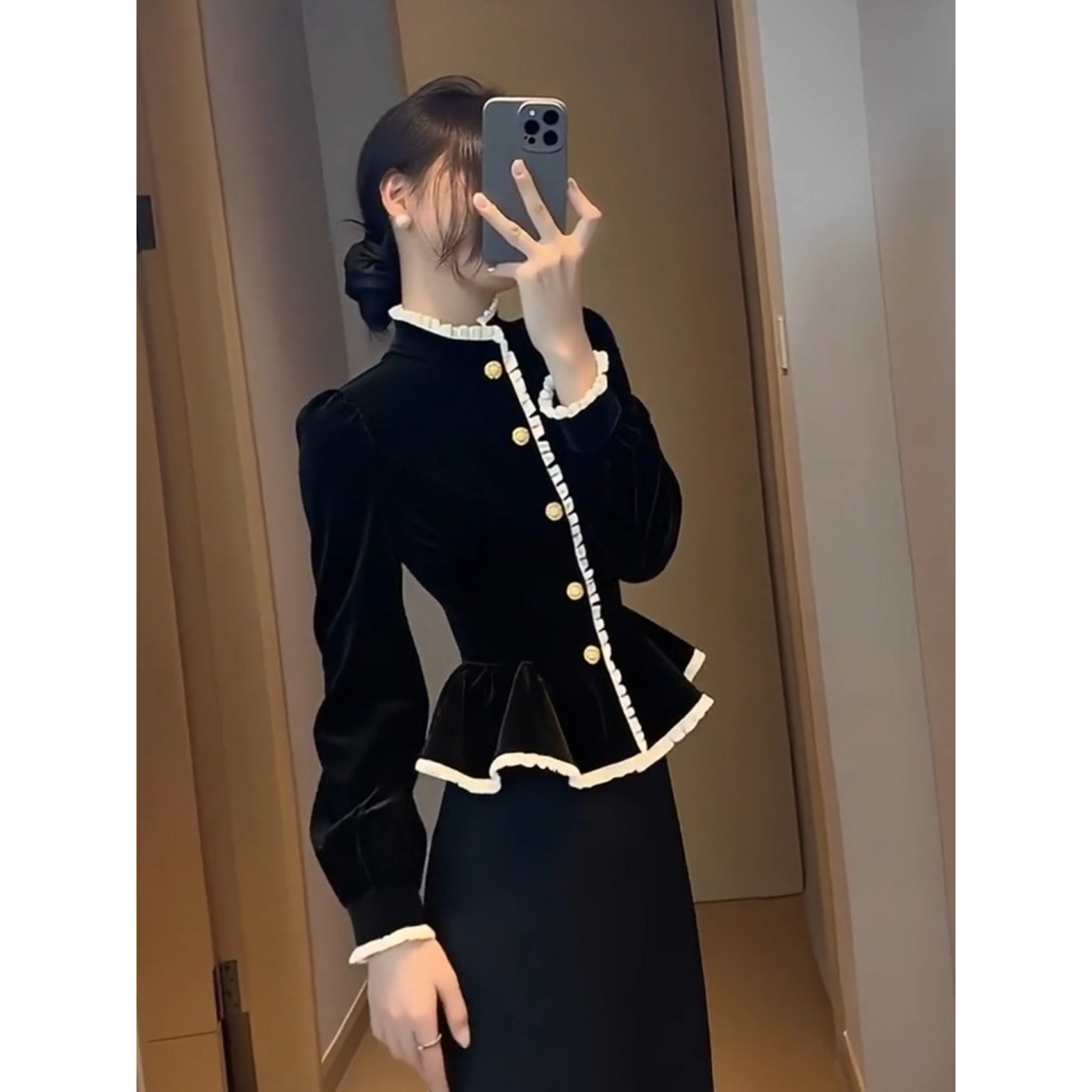 高级感轻奢黑色丝绒衬衫女2025年秋冬新款时髦洋气掐腰荷叶边衬衣