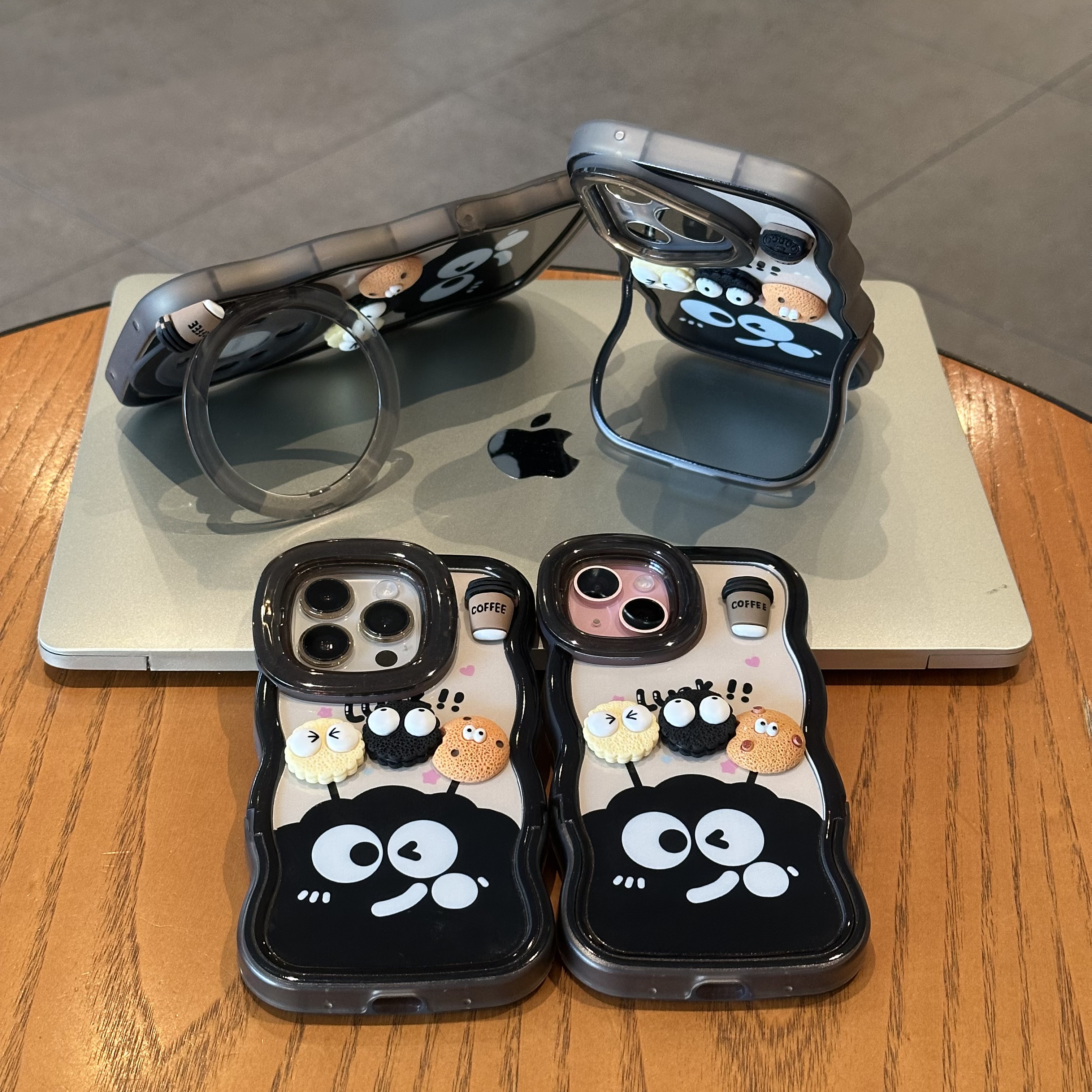 欧克里里煤球咖啡公仔适用苹果16promax板凳手机壳华为vivo小米15