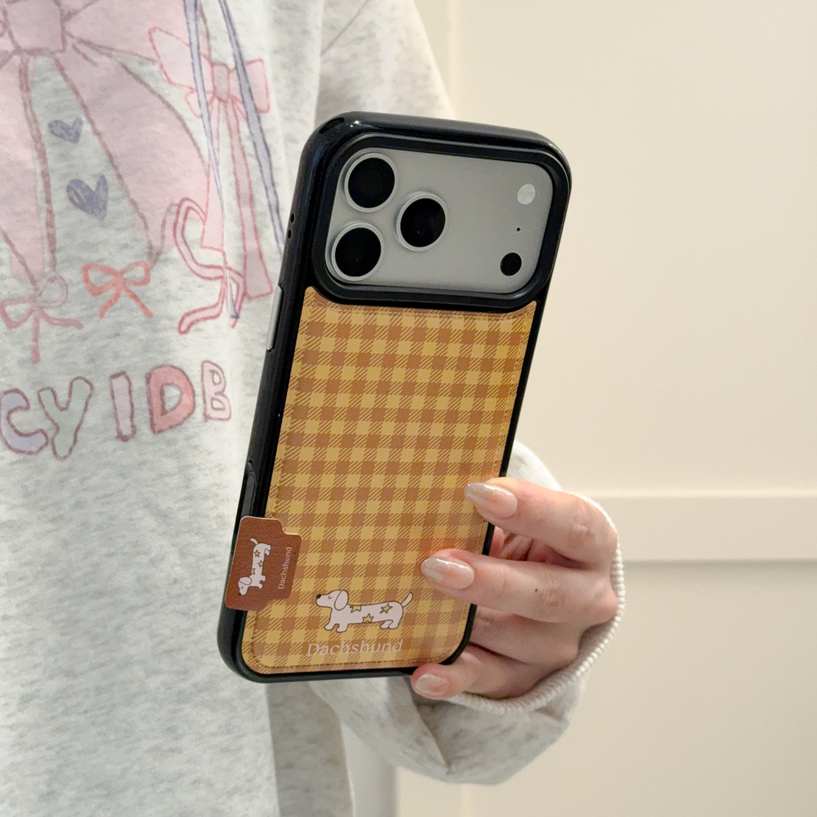 【包相机键】黄格子腊肠狗适用于iPhone17promax苹果16/15/14手机壳