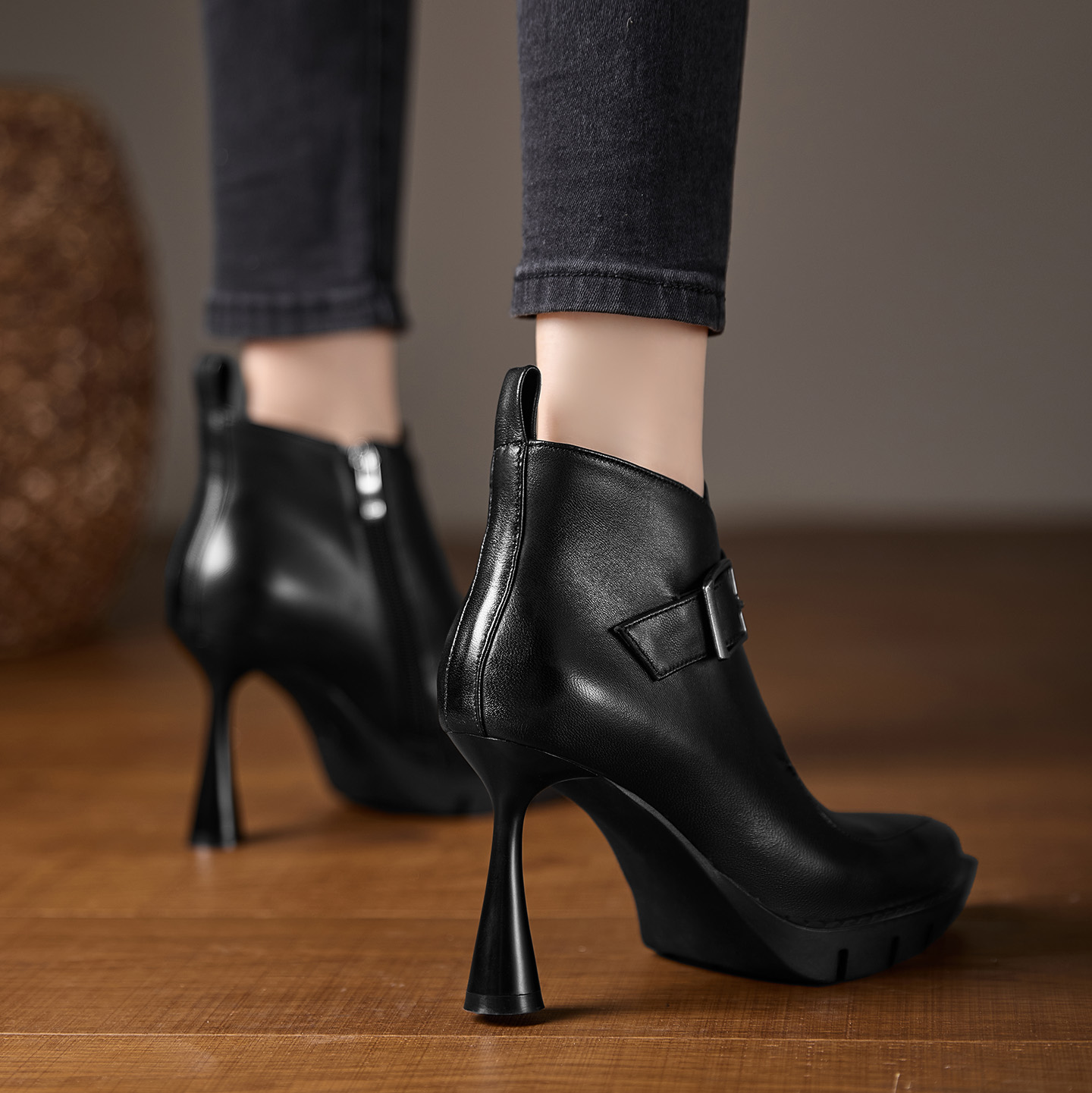 2025秋冬新款小个子防水台高跟短靴真皮裸靴细跟尖头时装靴马丁靴