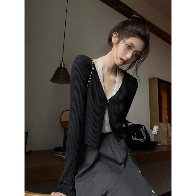 韩版百搭v领挂脖假两件针织开衫女秋季拼接设计外搭修身显瘦上衣