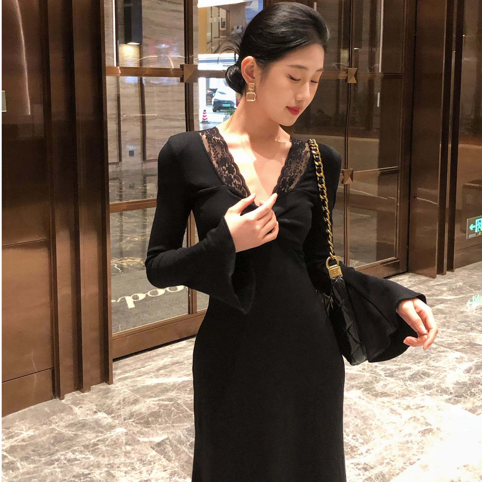 高级感蕾丝拼接V领扭结时尚连衣裙秋冬轻奢女装修身显瘦连衣长裙