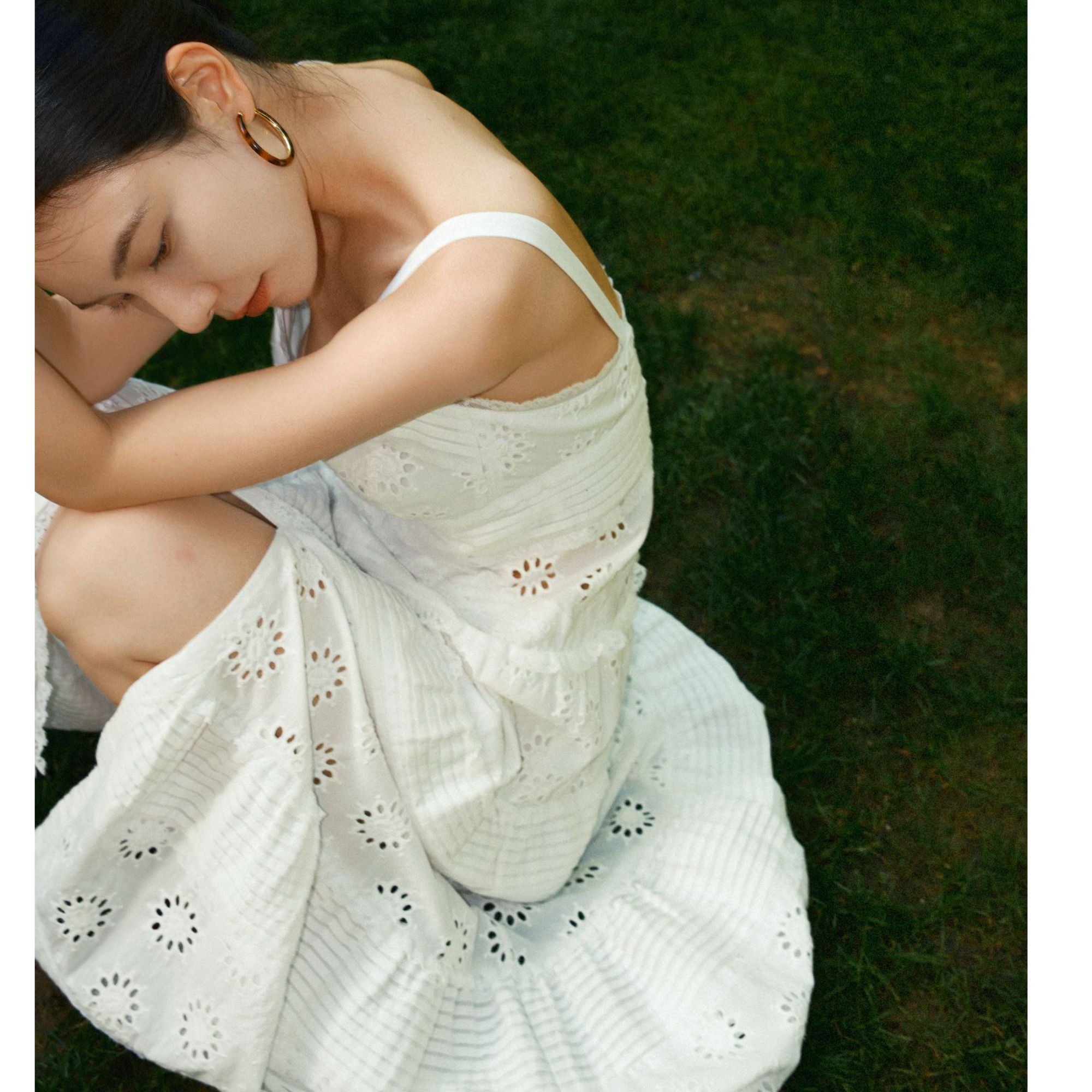 【LUMIEN】浪漫度假风压褶重工镂空绣花细肩带宽松连衣裙LX5CLL095