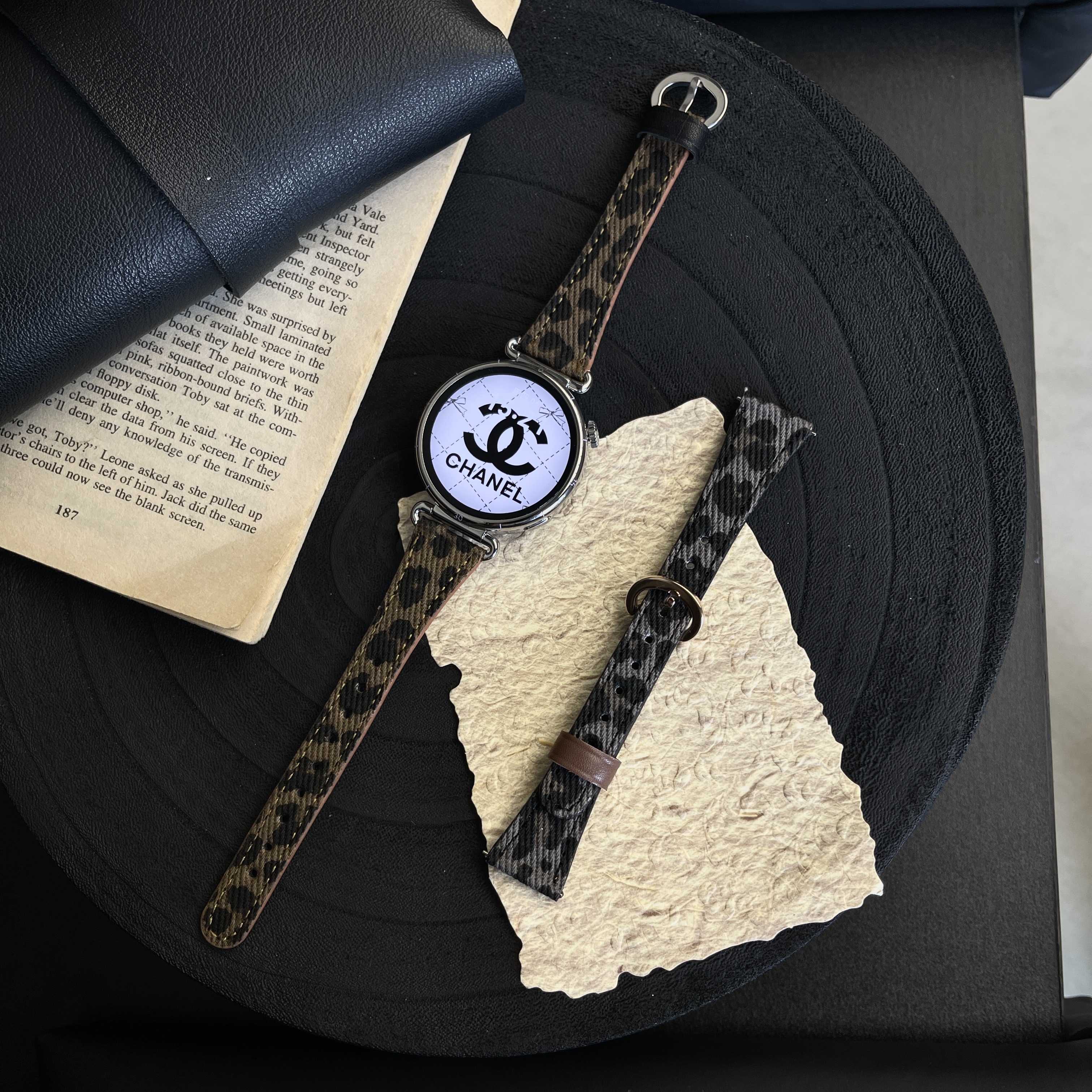 适用华为GT6表带新款小蛮腰豹纹watch5真皮gt5秋冬gt4/3高级腕带2