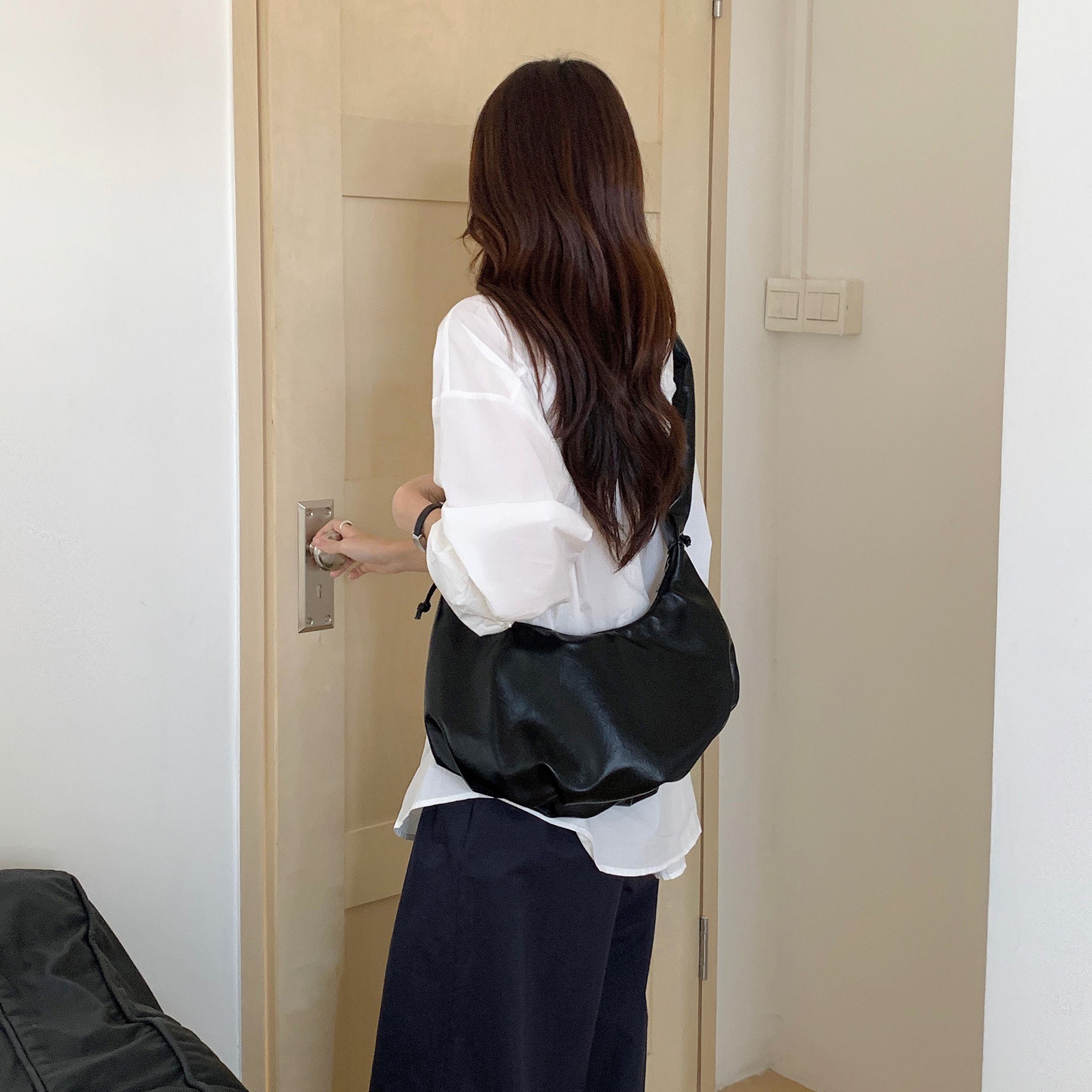 竹笋喵喵 油蜡皮褶皱抽绳云朵包女2025新秋冬小众拉链单肩斜挎包