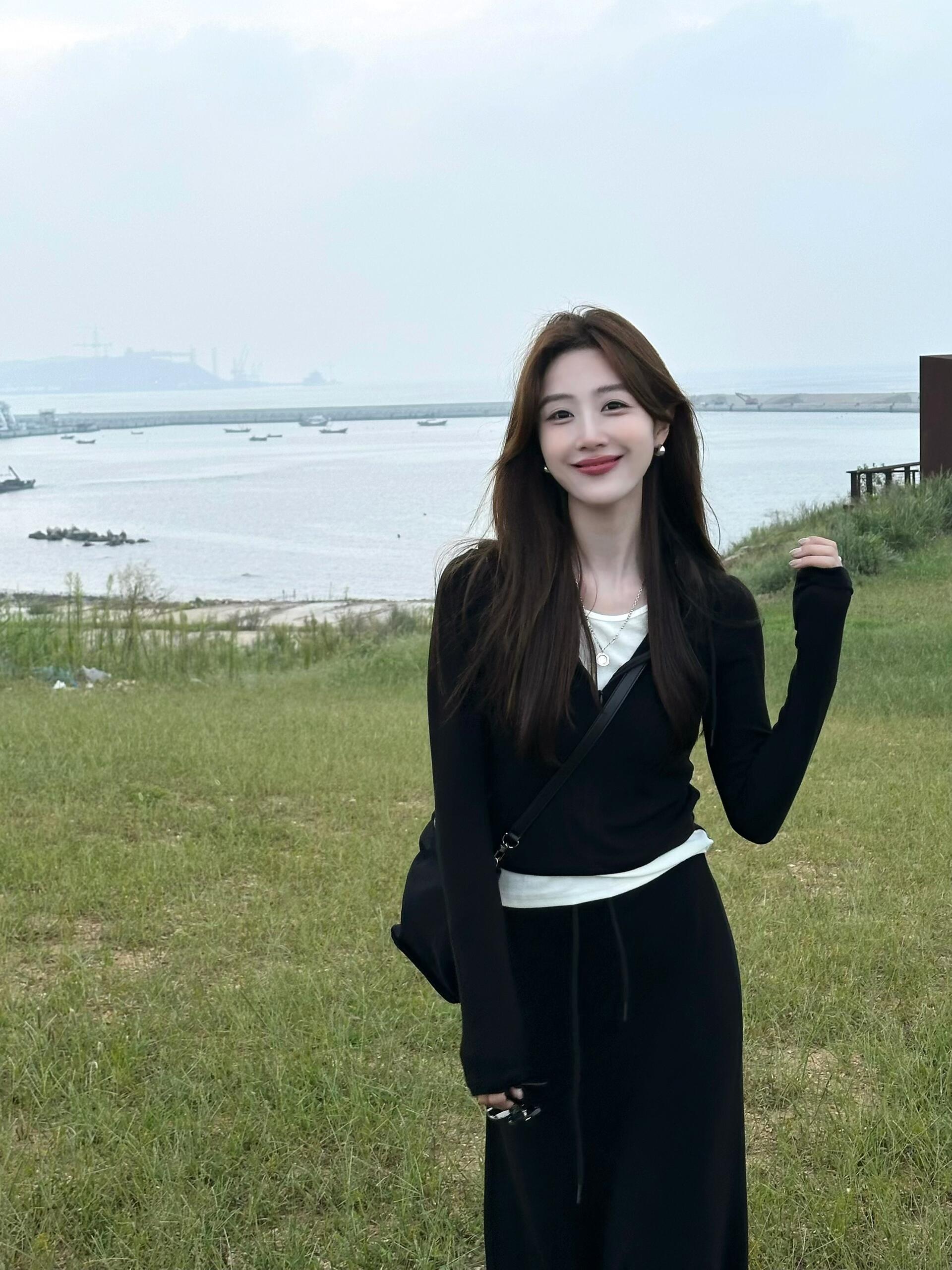 韩版早秋温柔简约冷清出游穿搭黑色V领假两件慵懒上衣垂感半身裙