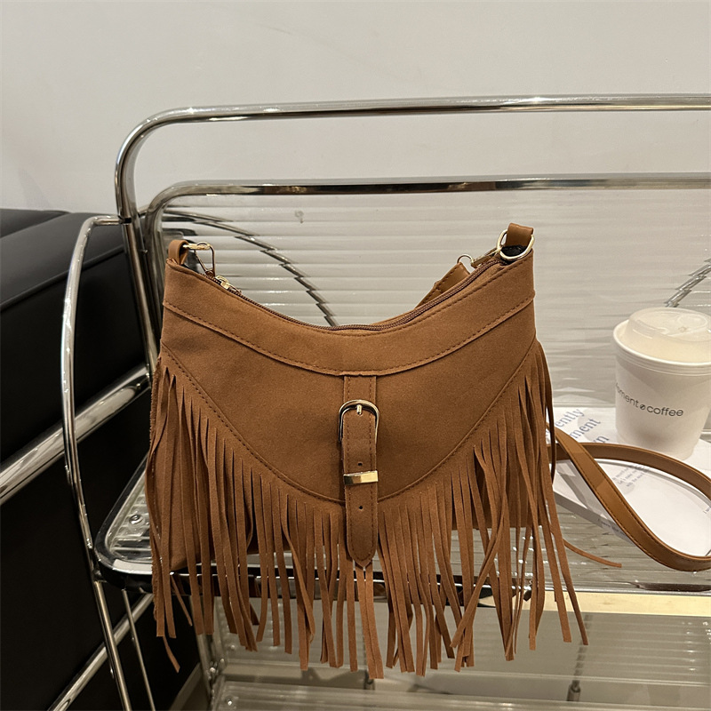 小众复古通勤机车流苏包包女2024秋新款皮扣磨砂单肩包通勤斜挎包