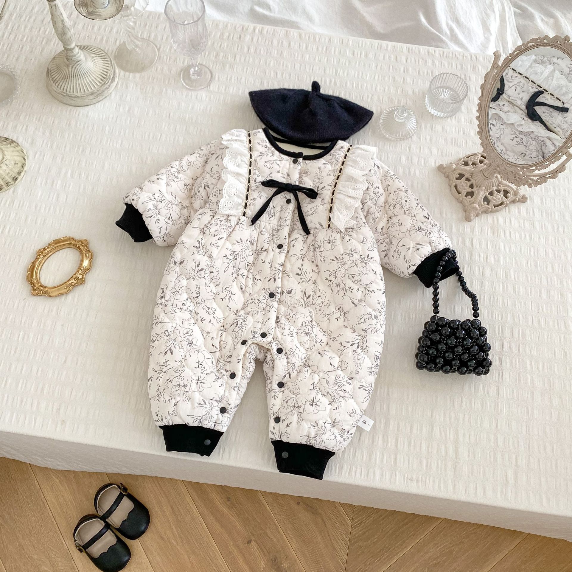 新款婴儿冬装爬服洋气宝宝夹棉连衣加厚保暖蝴蝶结棉服哈衣