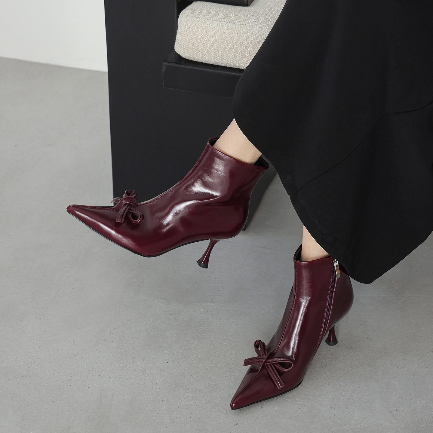 7cm复古风尖头蝴蝶结短靴女冬季高跟时装靴百搭韩版瘦瘦靴酒红色