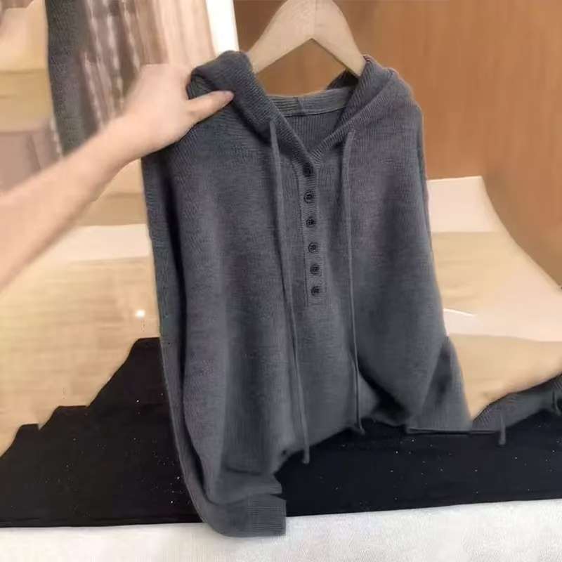 领口纽扣设计款连帽卫衣2025秋冬新款宽松女款慵懒抽绳针织上衣女