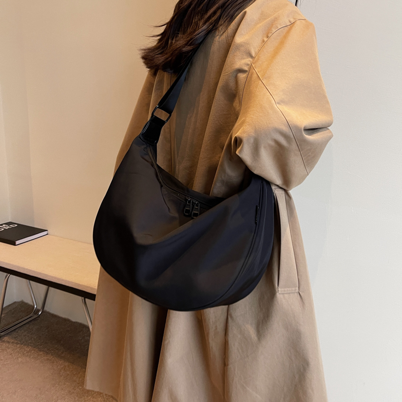 【新疆包邮】尼龙布包女慵懒风饺子包简约情侣斜挎包运动休闲斜挎包