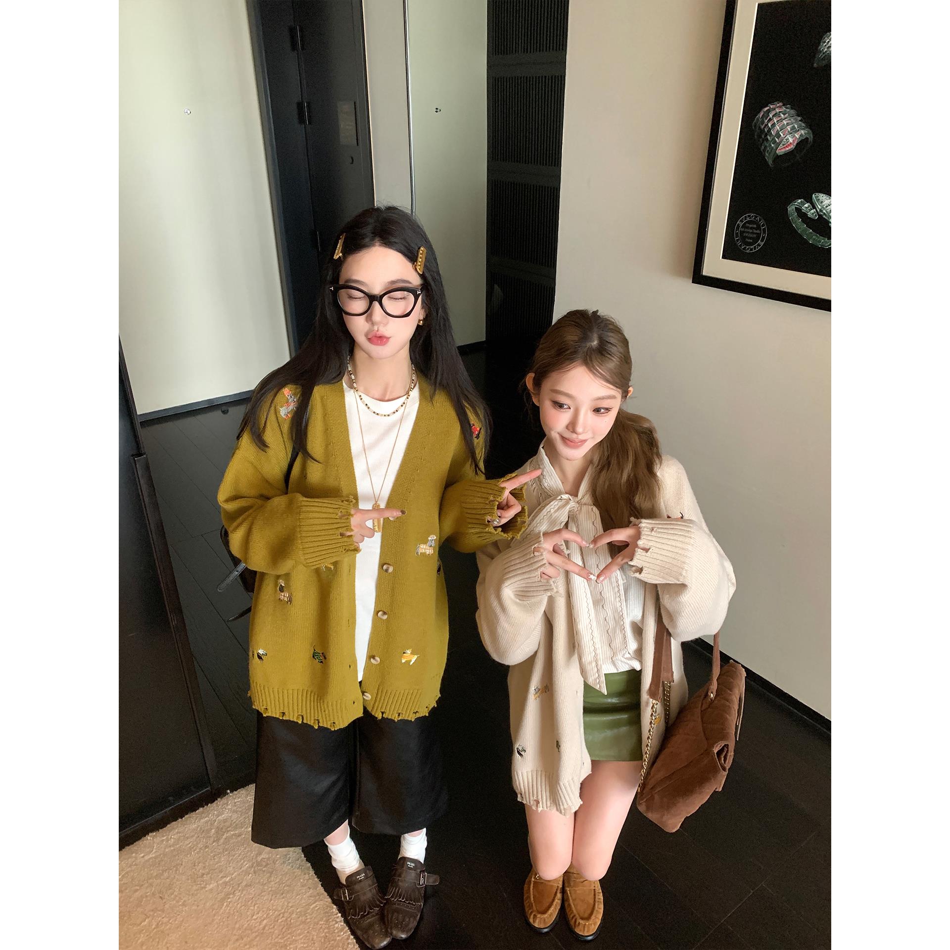 区区欧阳刺绣羊毛毛衣外套女冬季复古宽松慵懒风破边开衫上衣