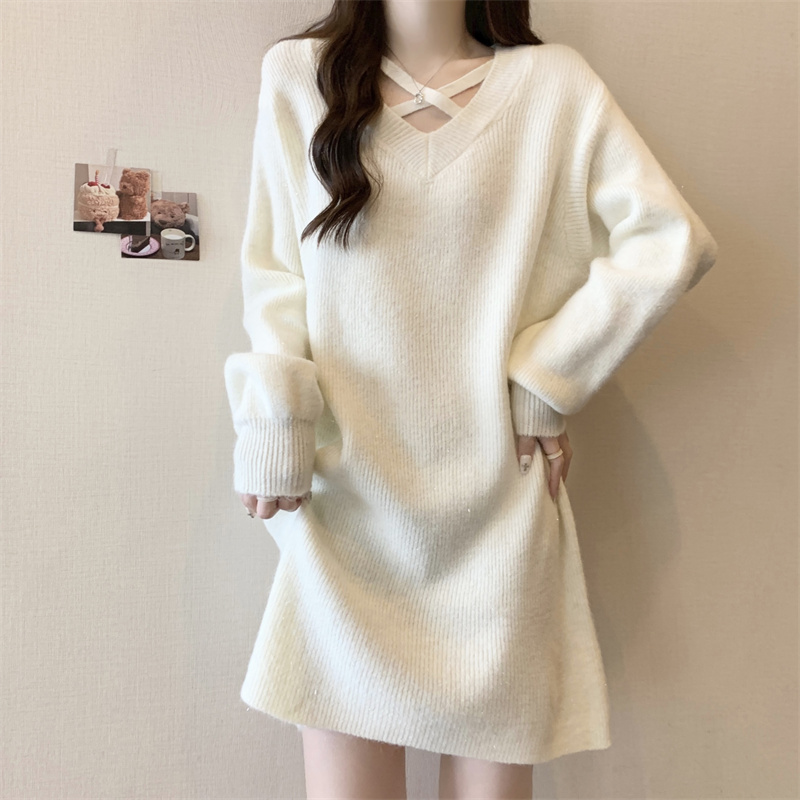 时尚宽松V领内搭针织连衣裙女秋冬大码胖mm显瘦遮肚慵懒风毛衣裙