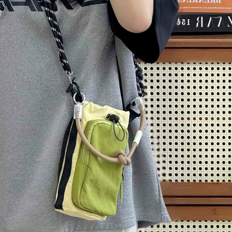 工装斜挎小包包潮搭手机包男女学生外出游户外运动轻便水杯包简约