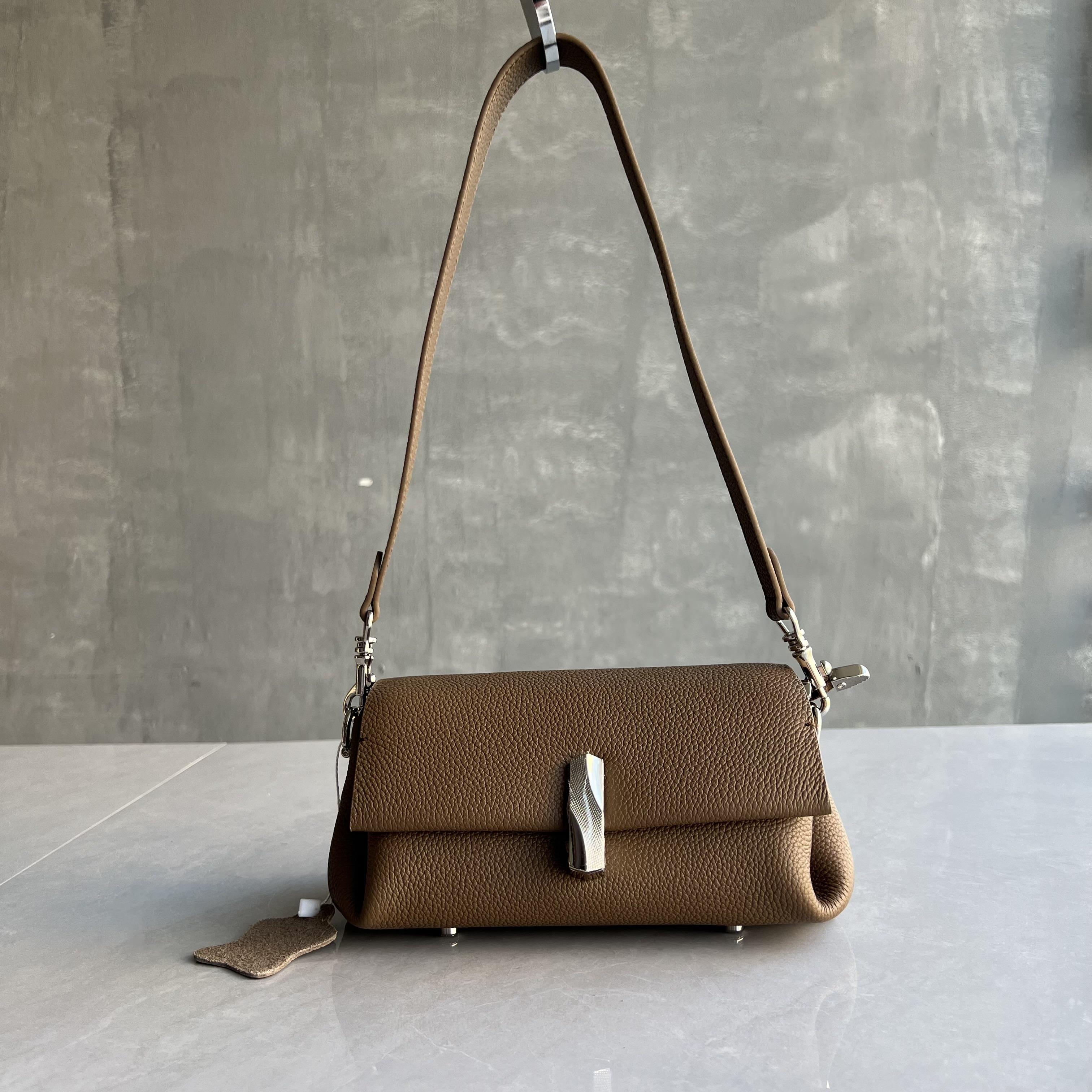 香港正品2026~天花板品质~意大利头层牛皮多隔层腋下白百搭时尚单