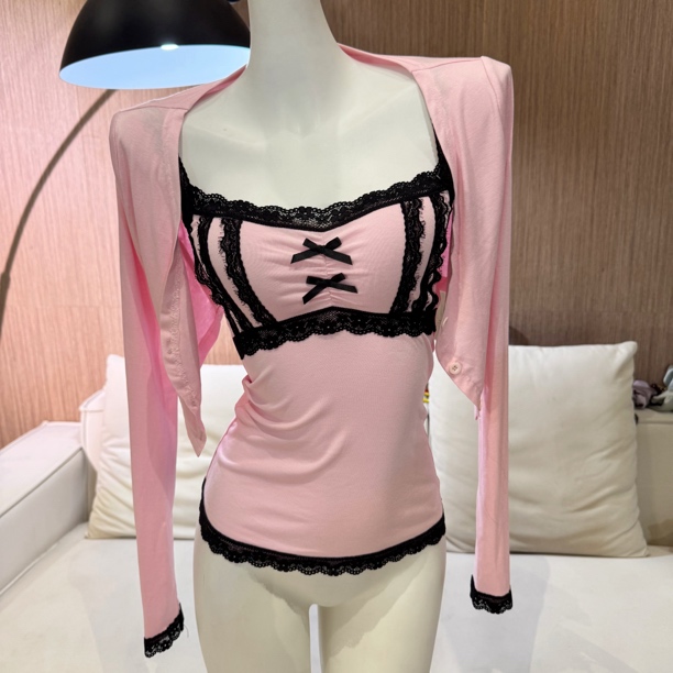 《黑粉预警》蕾丝设计感修身显瘦蕾丝拼接吊带开衫两件套