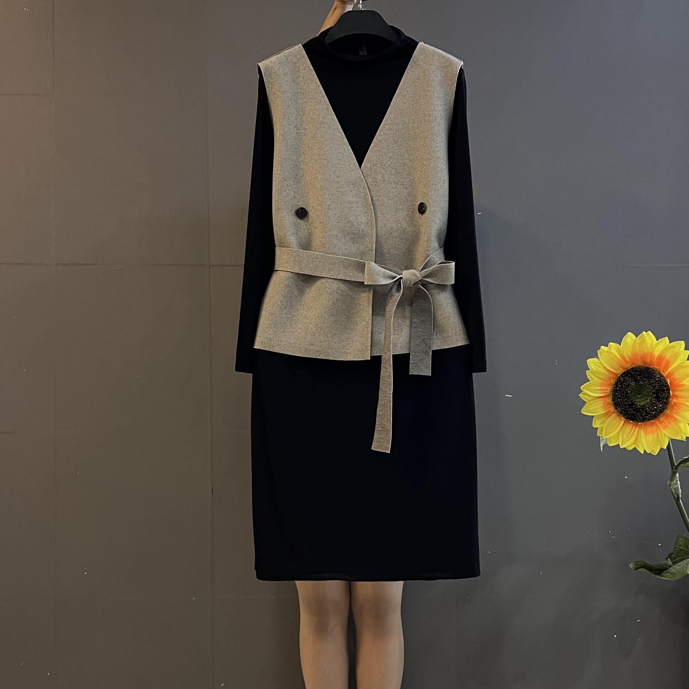 秋季新款大码高级感洋气马甲长袖针织气质显瘦连衣裙两件套