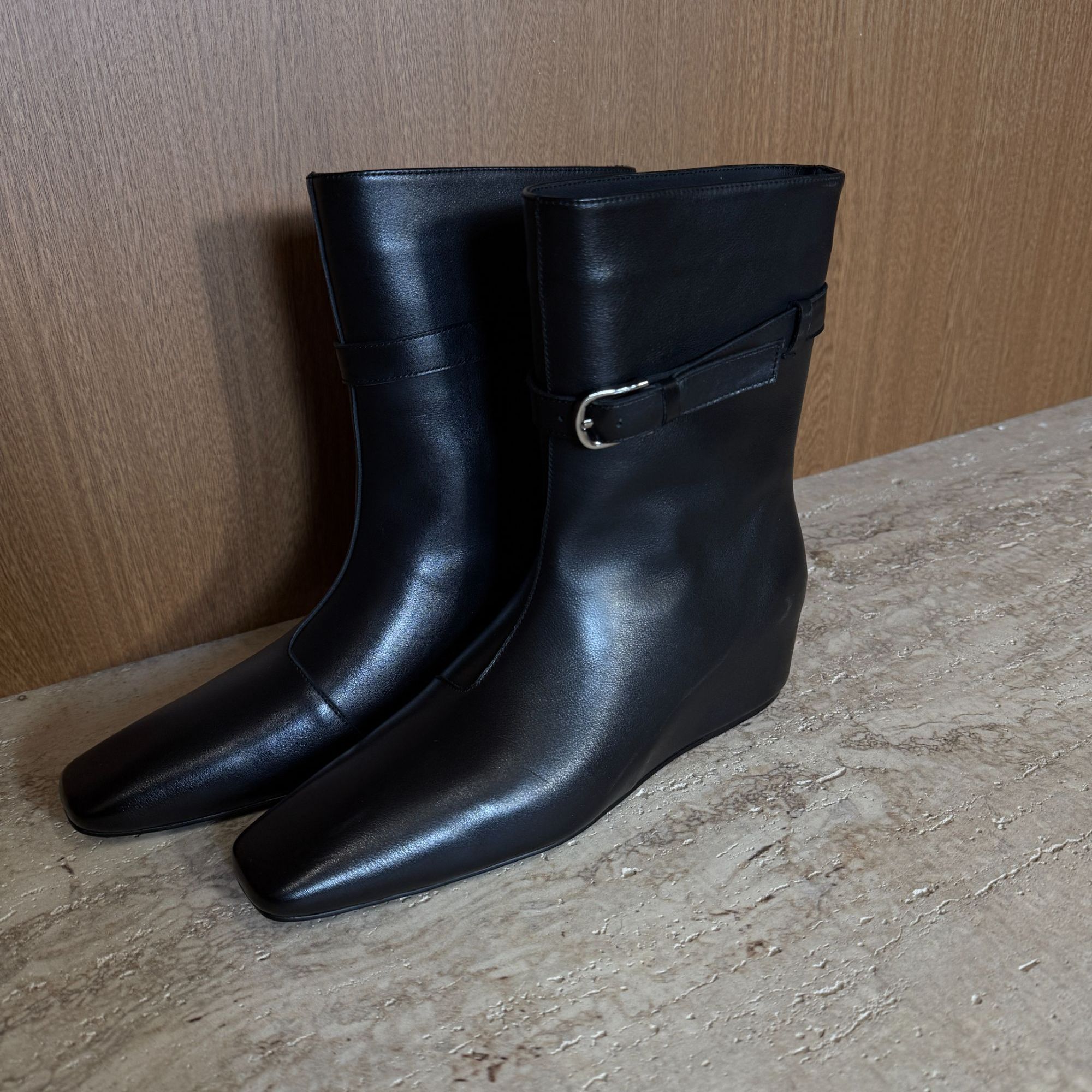 TANTAN冬季时尚轻奢小众高级黑小牛皮平跟尖头中筒靴4363