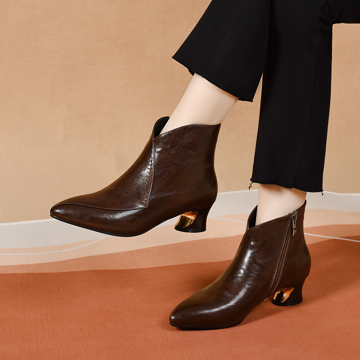 粗跟尖头真皮小短靴法式中跟及踝靴子2025新款秋冬季棕色加绒女鞋