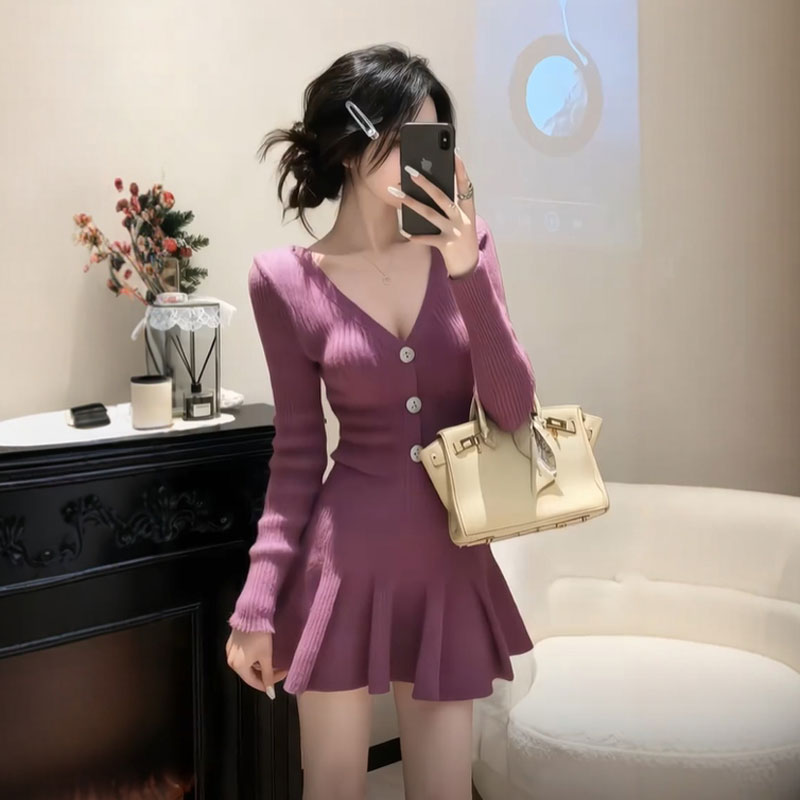 紫色系穿搭一整套独特超好看V领针织连衣裙2025冬季气质收腰短裙