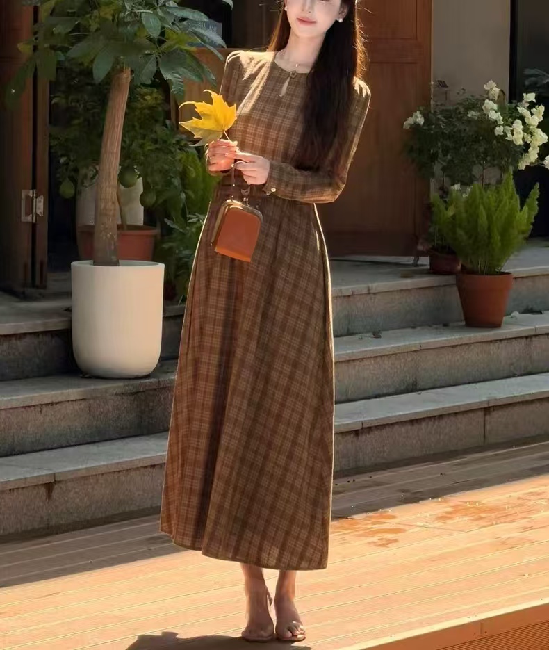 现649-3#2025秋新款复古琥珀流光风收腰长裙棕色格纹腰带连衣裙