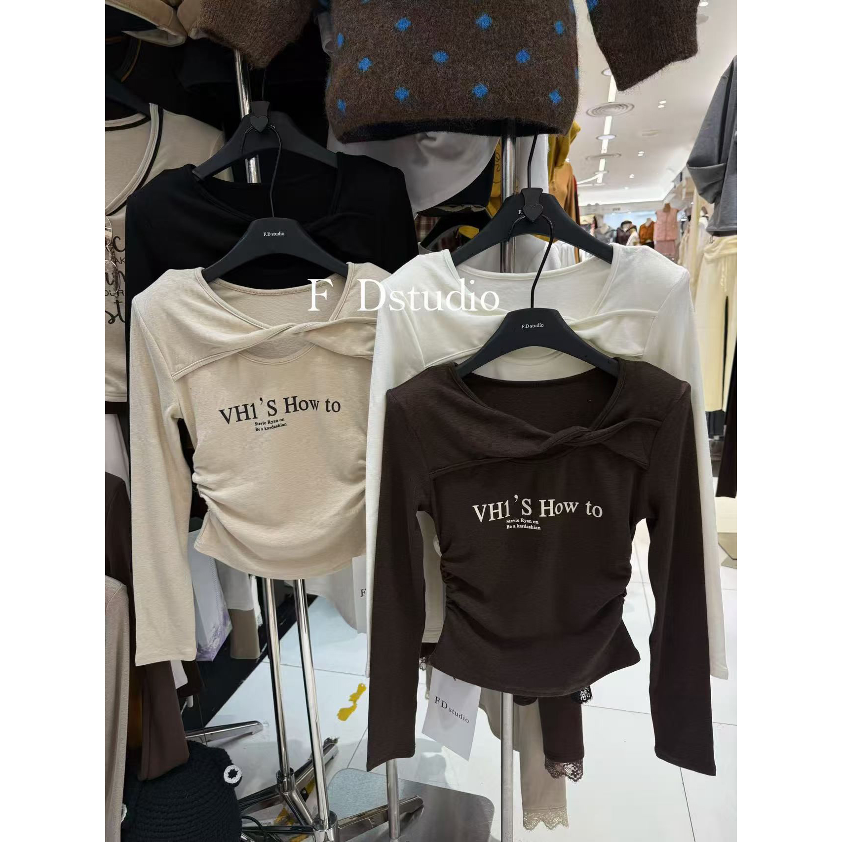 2025秋冬磨毛绒新款设计感扭结镂空修身显瘦字母印花长袖T恤女