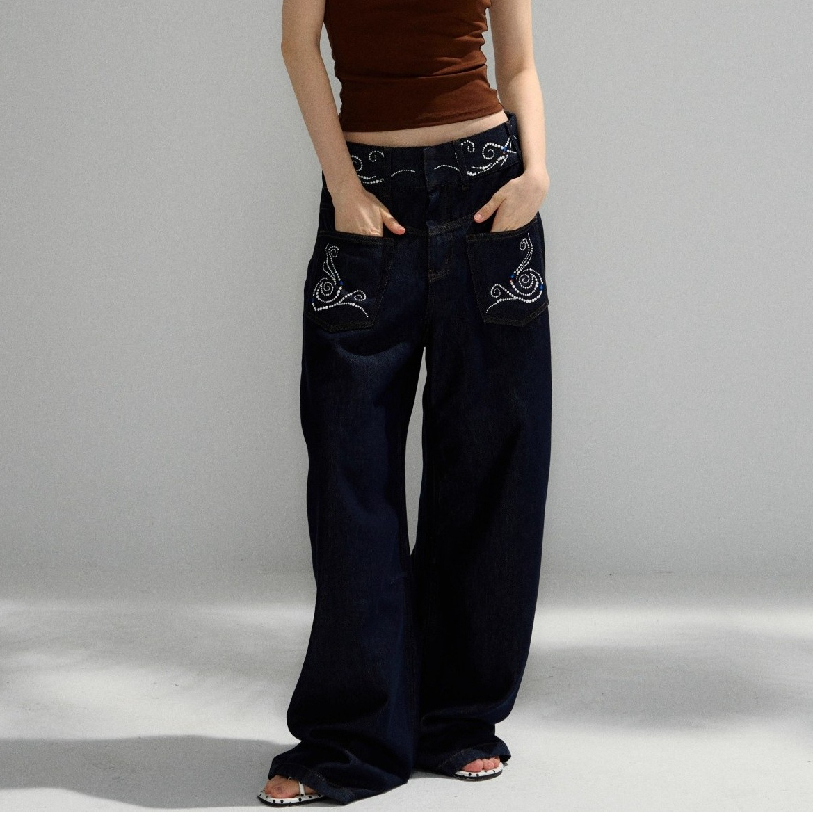 2025秋季新款复古休闲口袋刺绣弯刀牛仔裤女设计感宽松显瘦阔腿裤