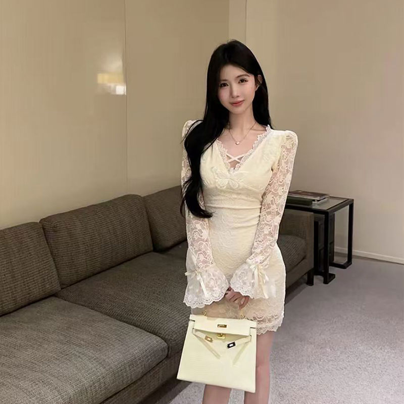 温柔陷阱 2025秋季新款气质温柔蕾丝纯欲紧身修身长袖包臂连衣裙