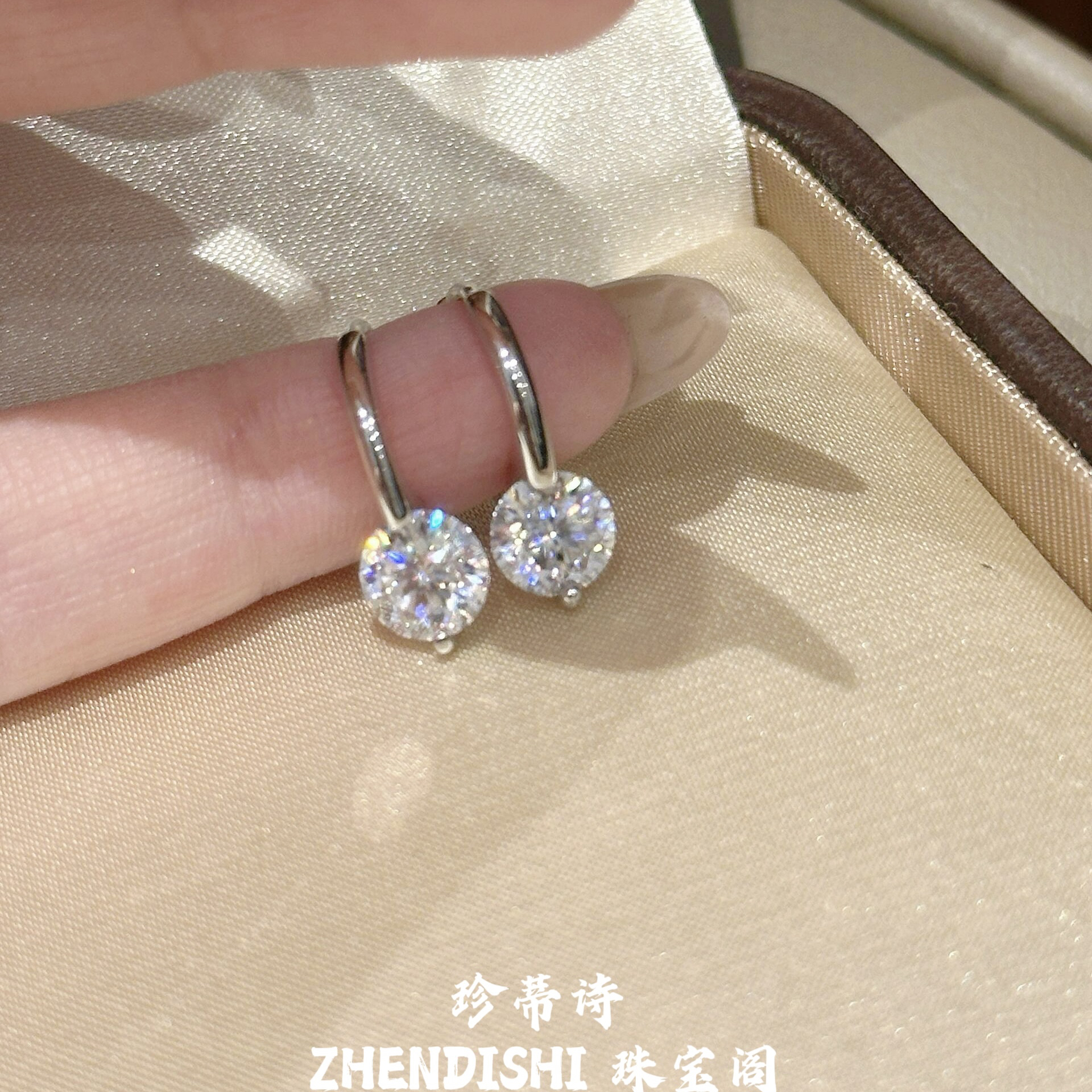 钛钢耳饰 莫桑锆石闪钻吊坠耳扣新款轻奢小众高级感气质耳环耳钉