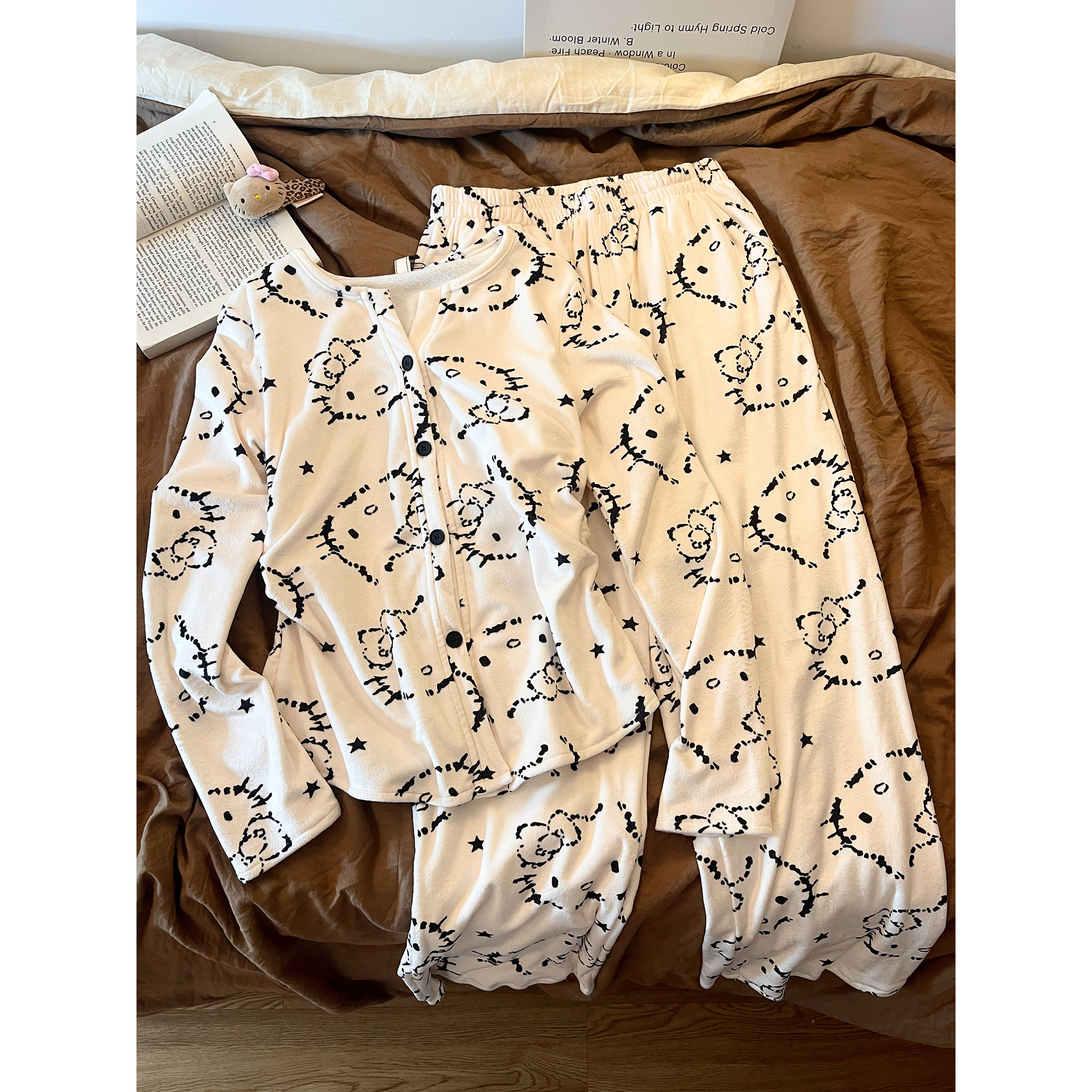 可爱Kitty猫印花海岛绒保暖睡衣女秋冬款长袖长裤休闲家居服套装