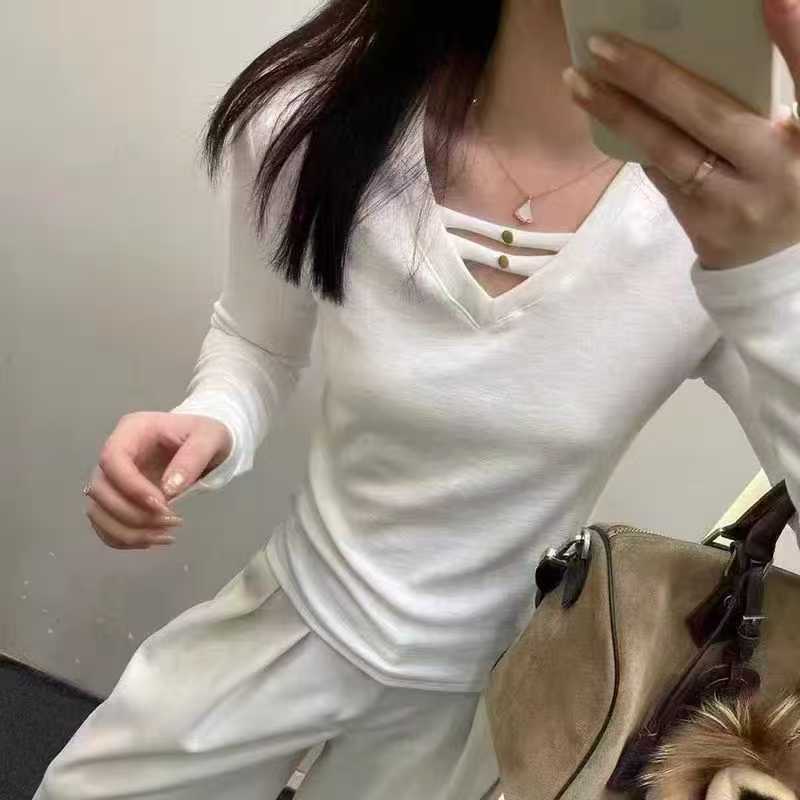 2025秋冬V领百搭小众长袖打底衫时尚修身显瘦纯欲气质内搭上衣