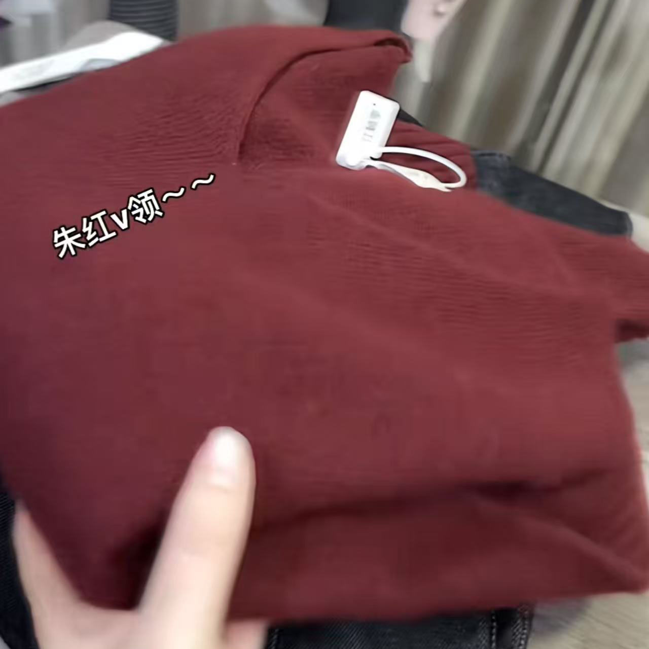 今年流行穿搭2025秋冬新款温柔风朱红v领纯色休闲风针织长袖上衣