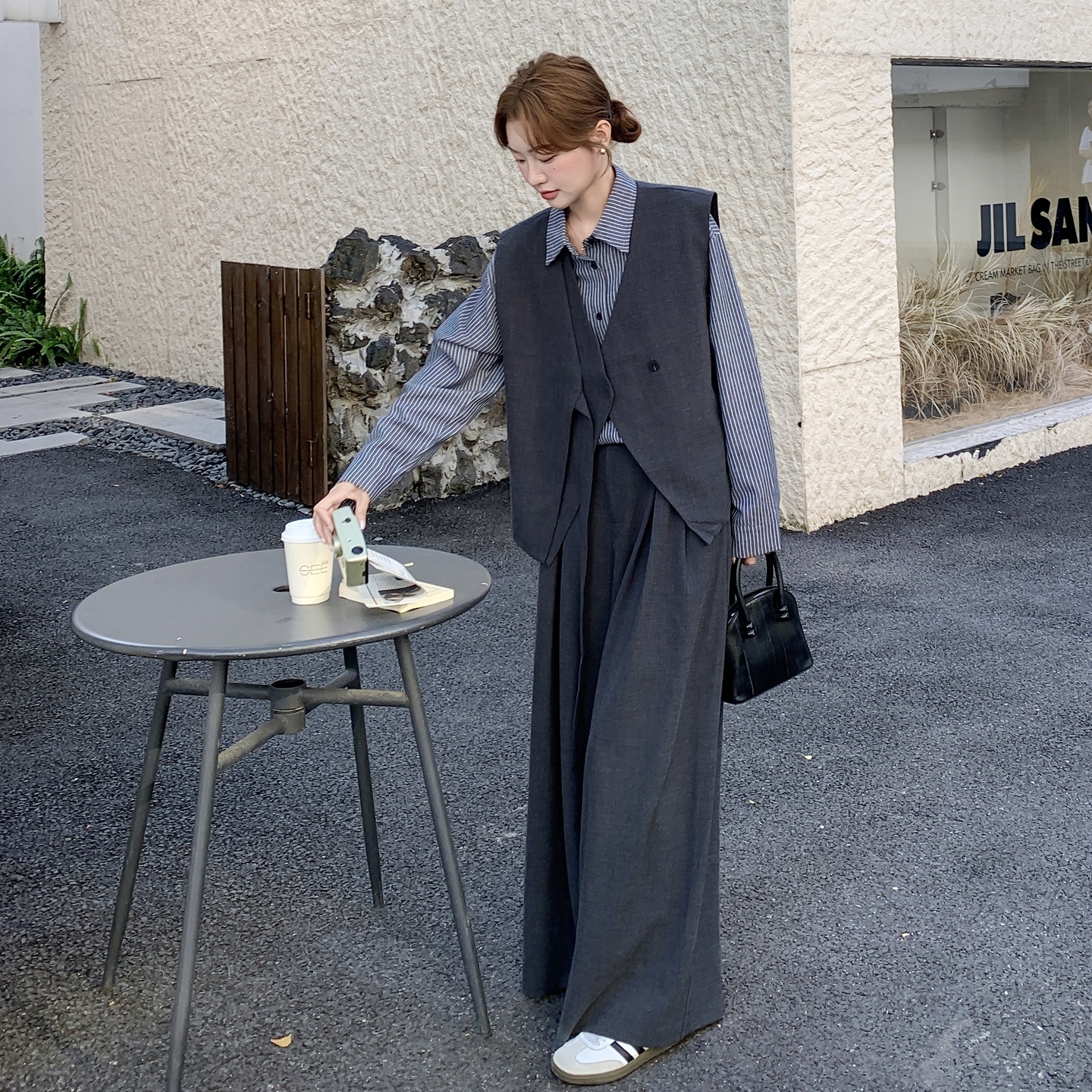 早秋独特超好看套装2025流行灰色高级马甲阔腿裤条纹衬衫三件套