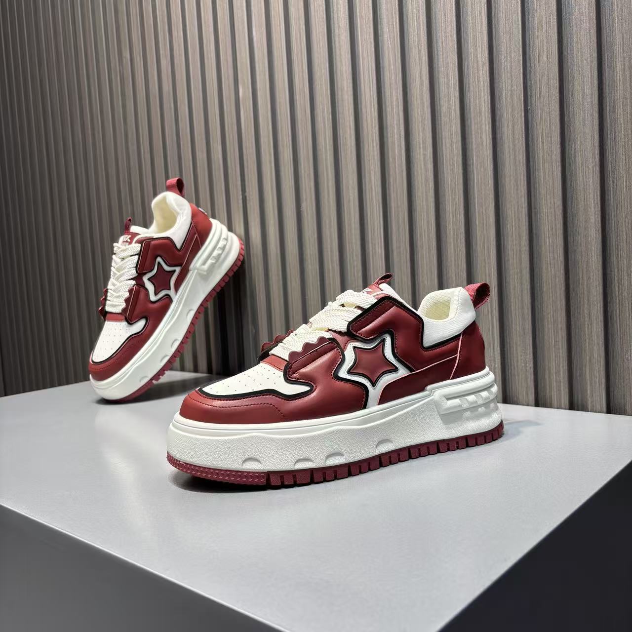 男士潮牌板鞋时尚百搭潮流2025新款软底舒适厚底增高韵达休闲鞋男