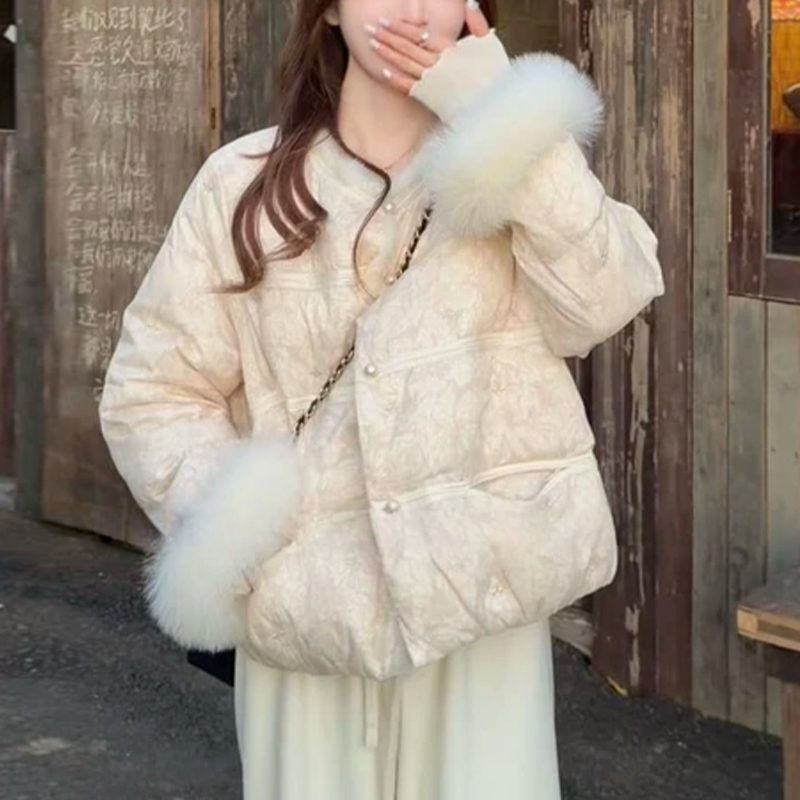 时尚圆领毛毛袖棉服女2025冬季柔暖精致口袋日常松弛感轻松个性