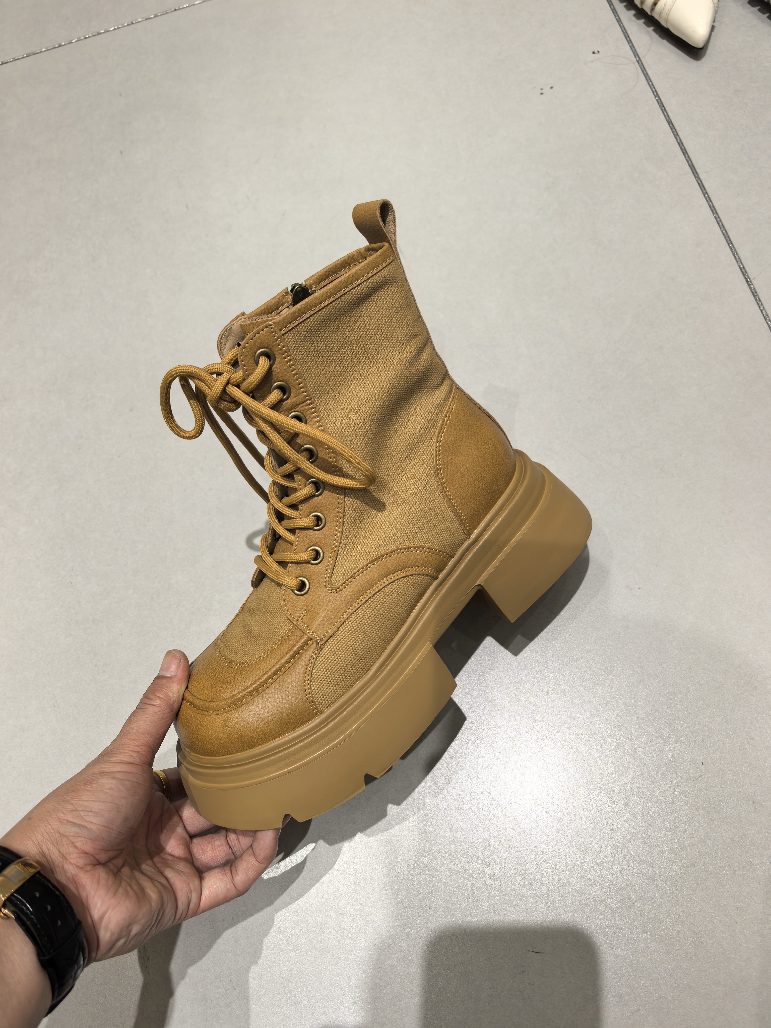 欧陌2025秋季薄款透气女短筒时尚百搭马厚底丁靴黄色圆头学院风