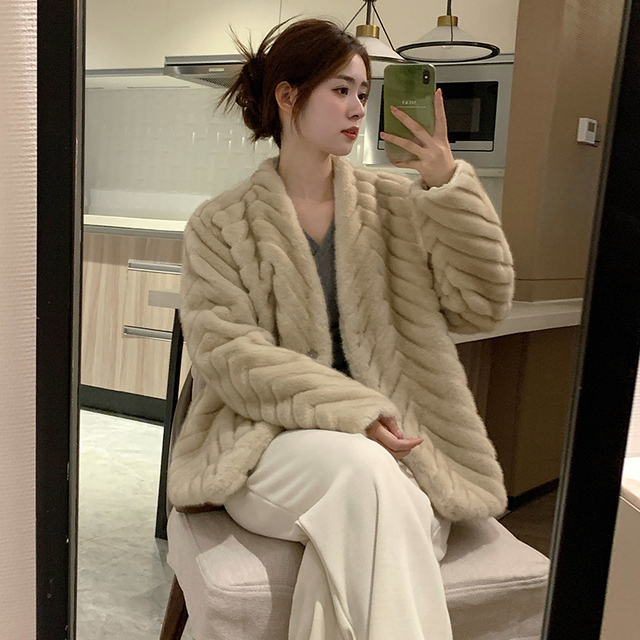 水貂绒人字纹皮草外套女冬季2024新款V领加厚短款高级感毛毛上衣