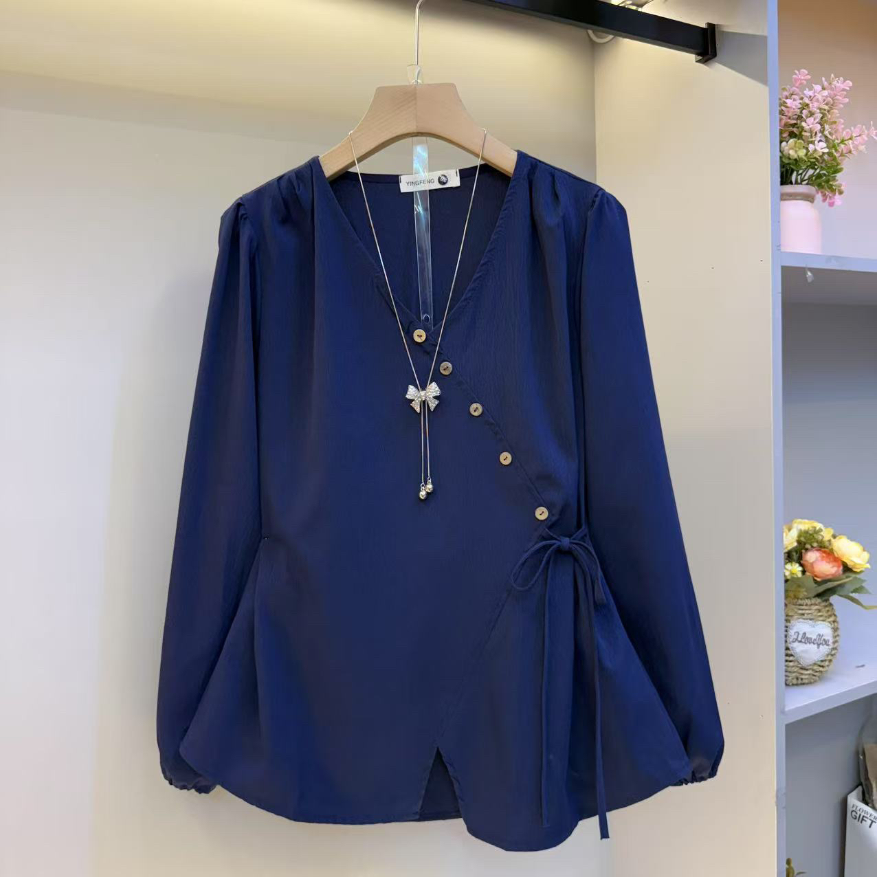 2025早秋新款V领设计感收腰气质女人衫