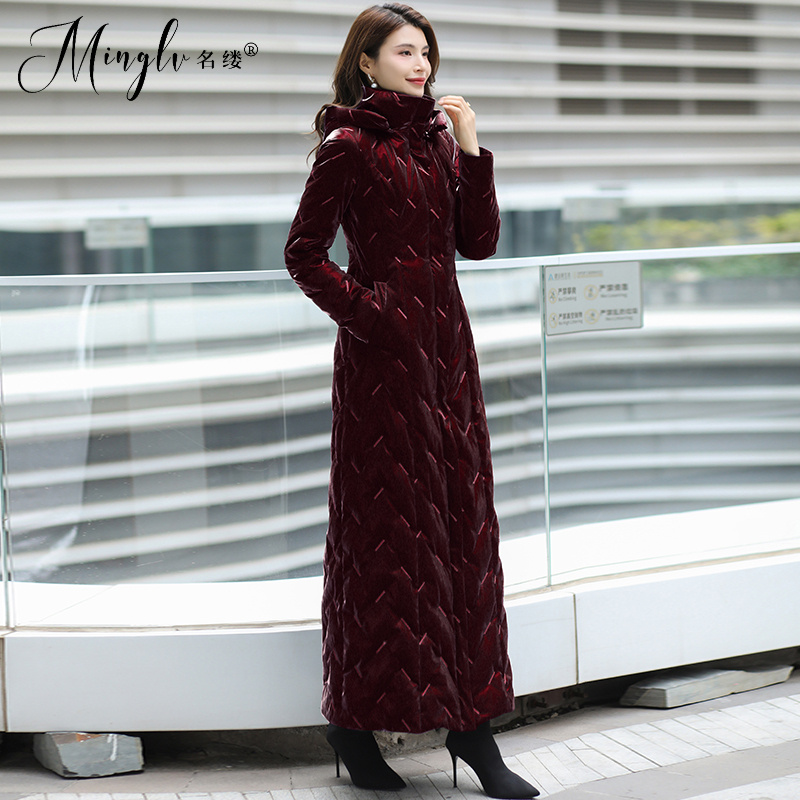 酒红亮面免洗连帽羽绒服女2025冬新款修身加厚保暖时尚长款外套