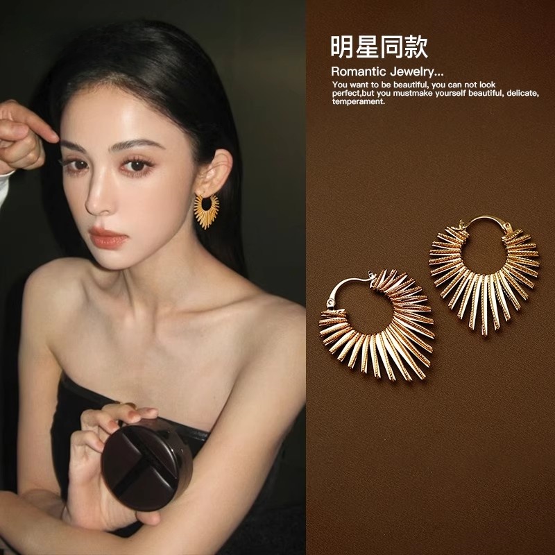 合金耳饰 简约线条桃心耳环独特夸张小众耳扣高级感轻奢耳饰女