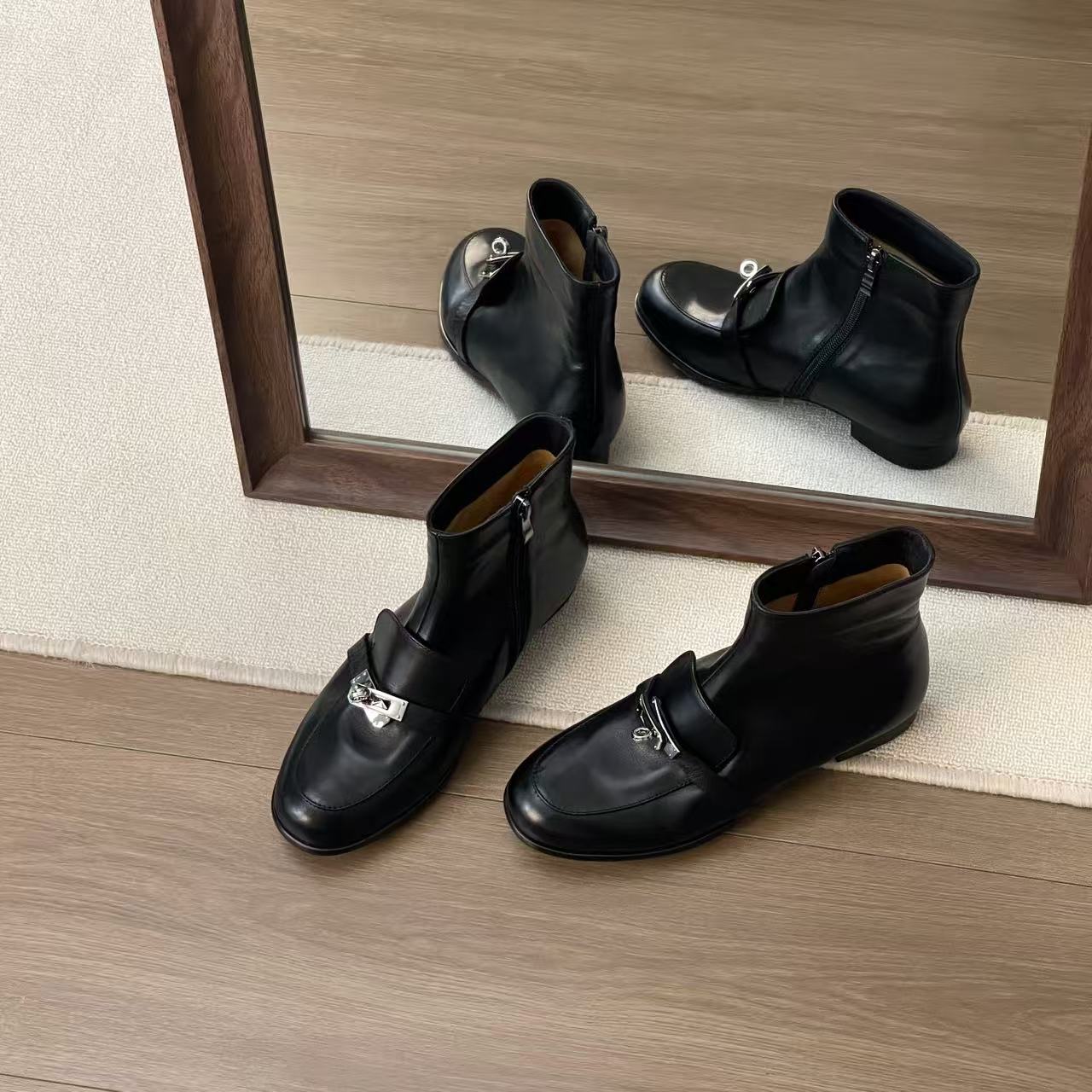 HUSSLOVE 头层牛皮·跟高2CM·复古做旧感褶皱老钱风凯莉扣短靴